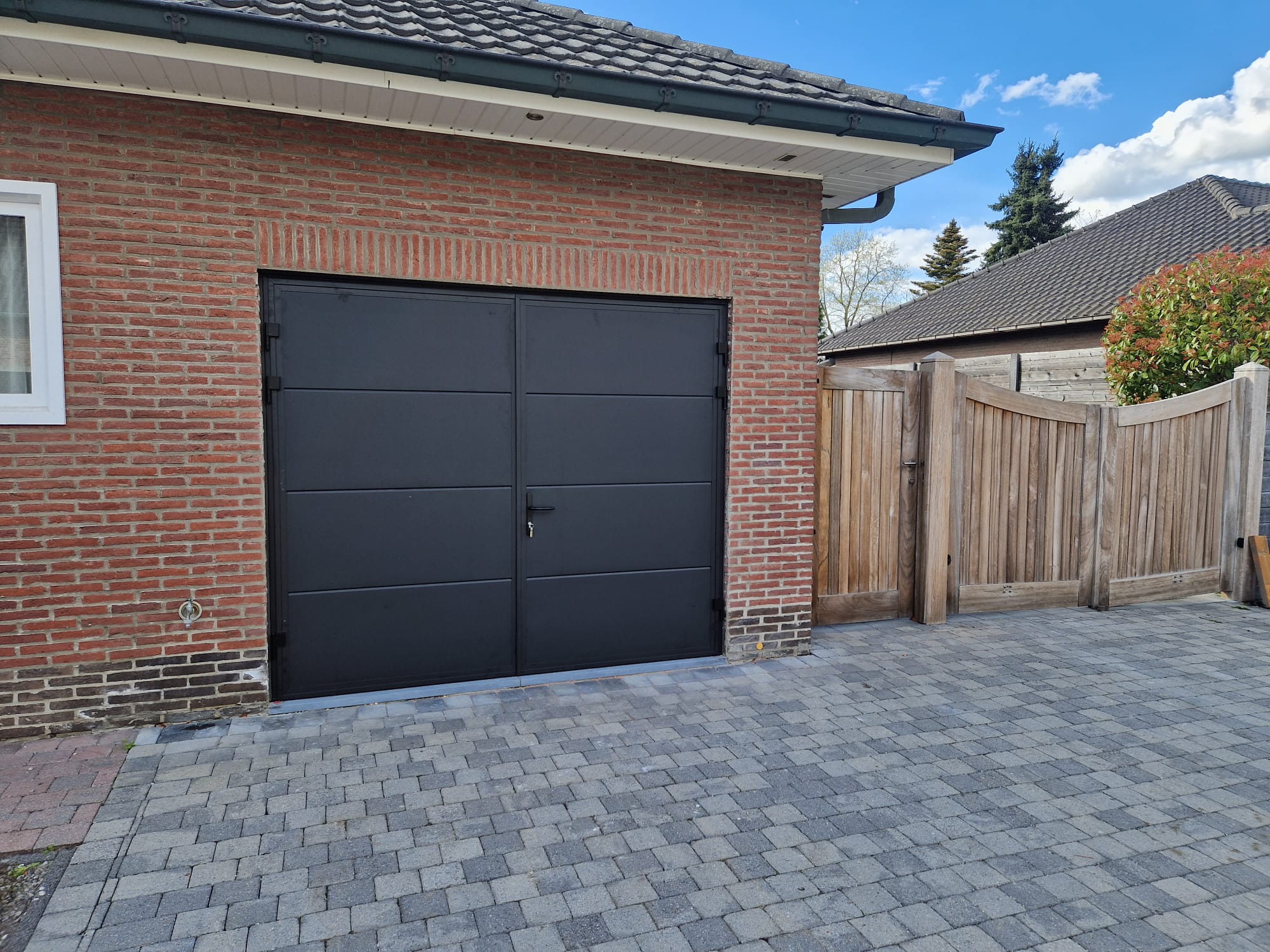 Openslaande garagedeuren – Een overzicht van alle Mogelijkheden